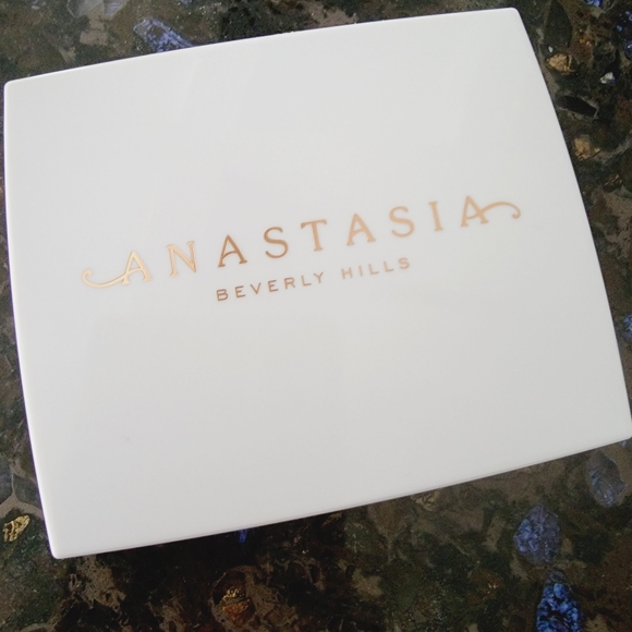 Anastasia Beverly Hills Iced Out highlighter - Picture 2 of 3